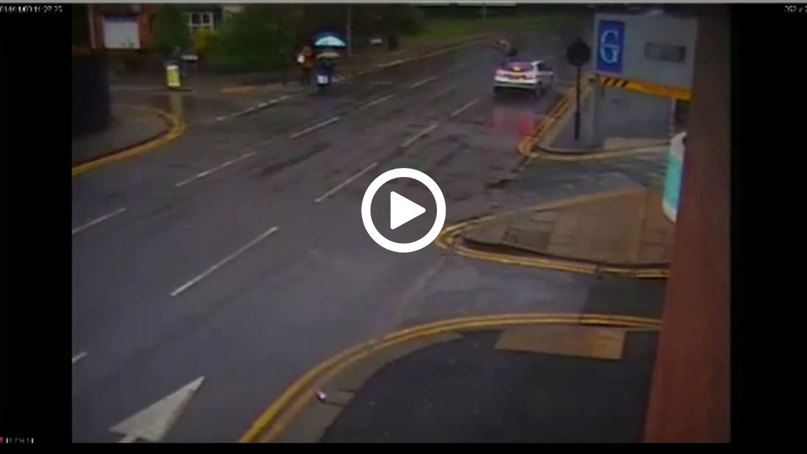 Νεαρός παρασύρει ηλικιωμένο πεζό! (video)